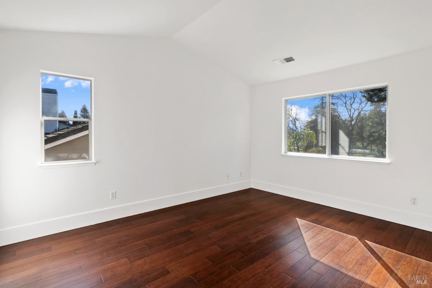Detail Gallery Image 15 of 24 For 100 Wooded Glen Ct, Windsor,  CA 95492 - 4 Beds | 2/1 Baths