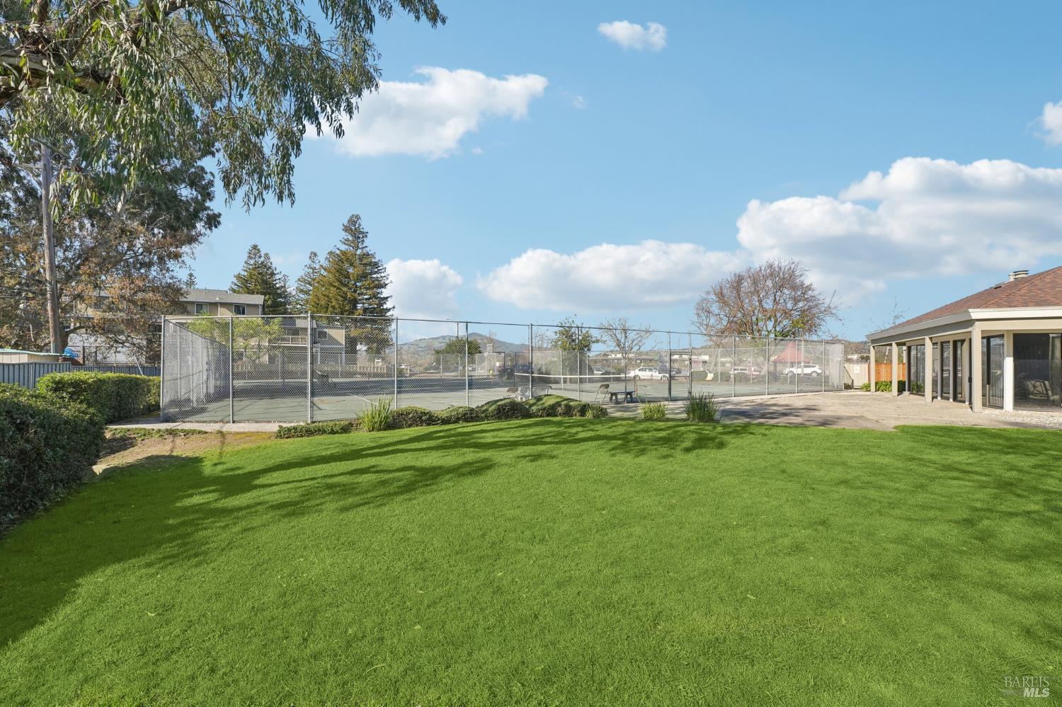 Detail Gallery Image 22 of 23 For 2 Lakeview Ct, Novato,  CA 94947 - 2 Beds | 1 Baths