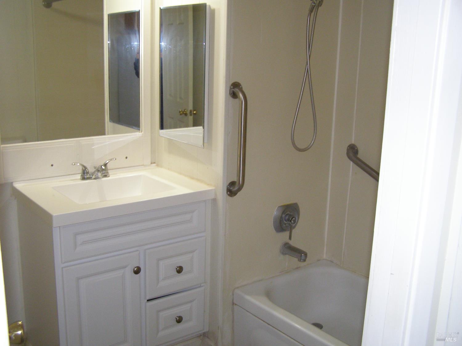 Detail Gallery Image 5 of 5 For 12204 Old Redwood Hwy #13,  Healdsburg,  CA 95448 - 2 Beds | 1/1 Baths