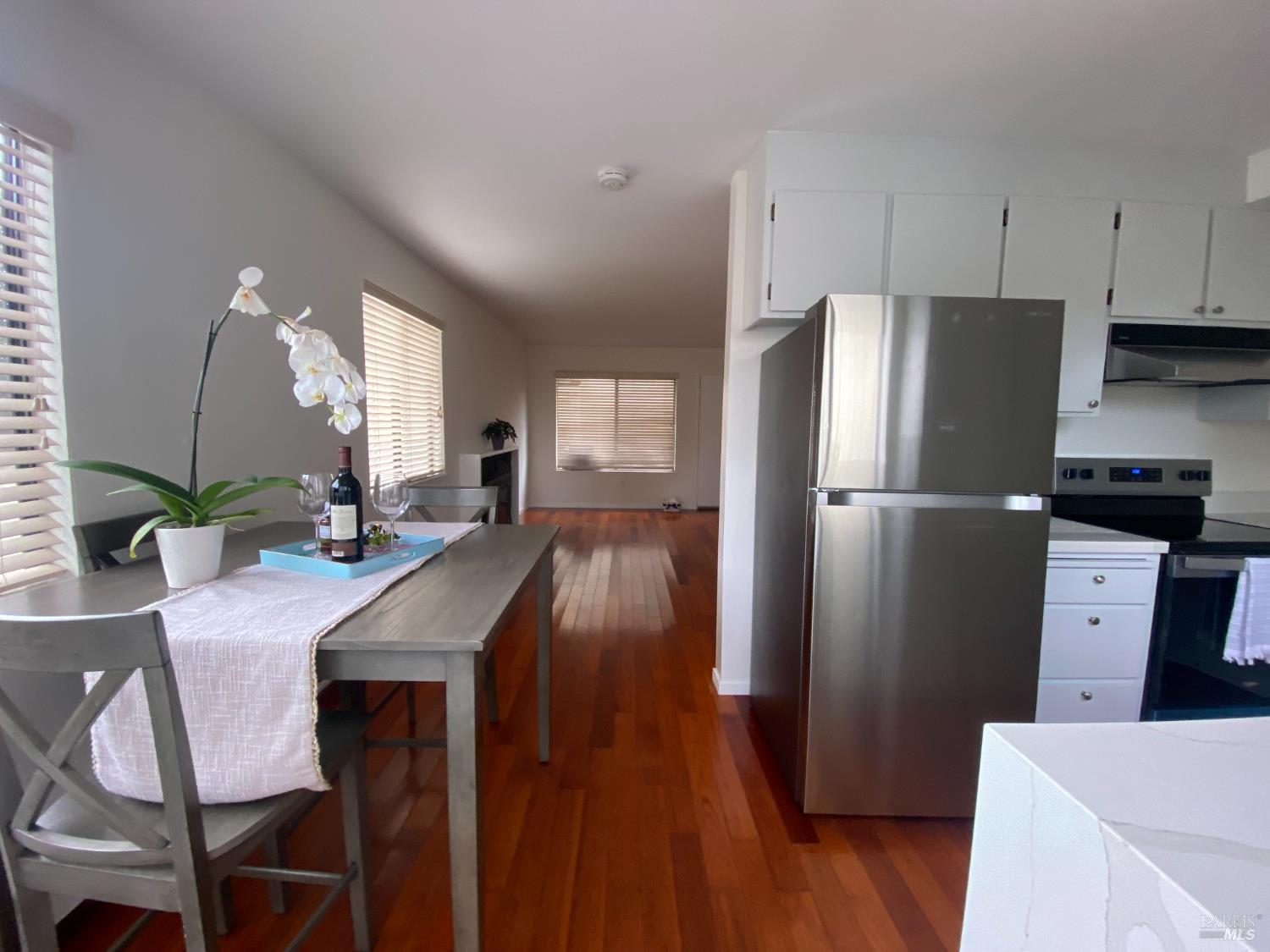 Detail Gallery Image 5 of 15 For 233 Marin Valley Dr, Novato,  CA 94949 - 2 Beds | 1/1 Baths