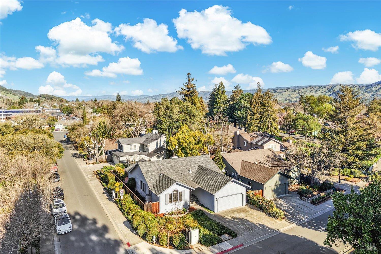 Detail Gallery Image 4 of 44 For 2004 Oak Cir, Yountville,  CA 94599 - 3 Beds | 2 Baths