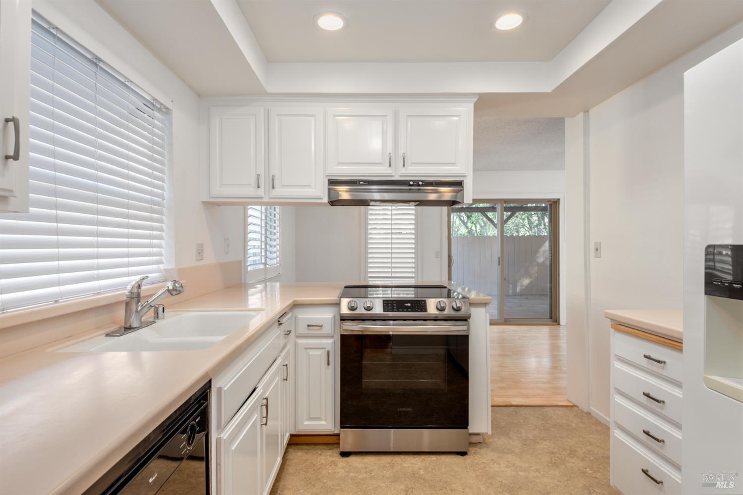 Detail Gallery Image 3 of 38 For 826 Adobe Dr, Santa Rosa,  CA 95404 - 3 Beds | 2 Baths