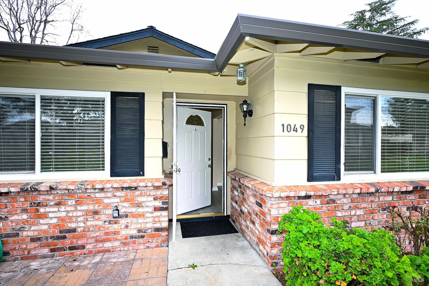 Detail Gallery Image 3 of 27 For 1049 Mohr Ln a,  Concord,  CA 94518 - 2 Beds | 1 Baths