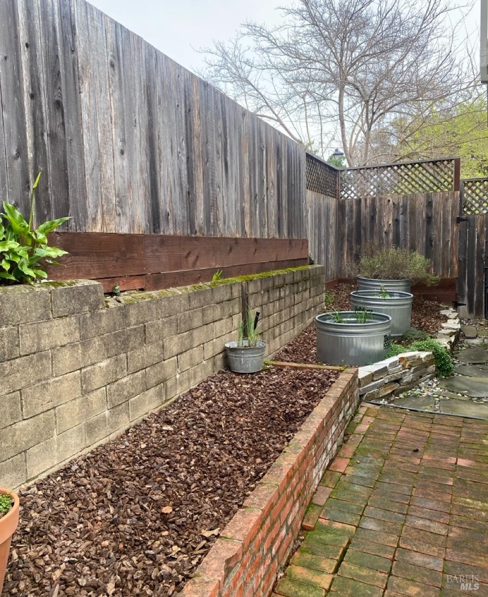 Detail Gallery Image 11 of 11 For 46 Acorn Cir, Petaluma,  CA 94952 - 2 Beds | 2/1 Baths