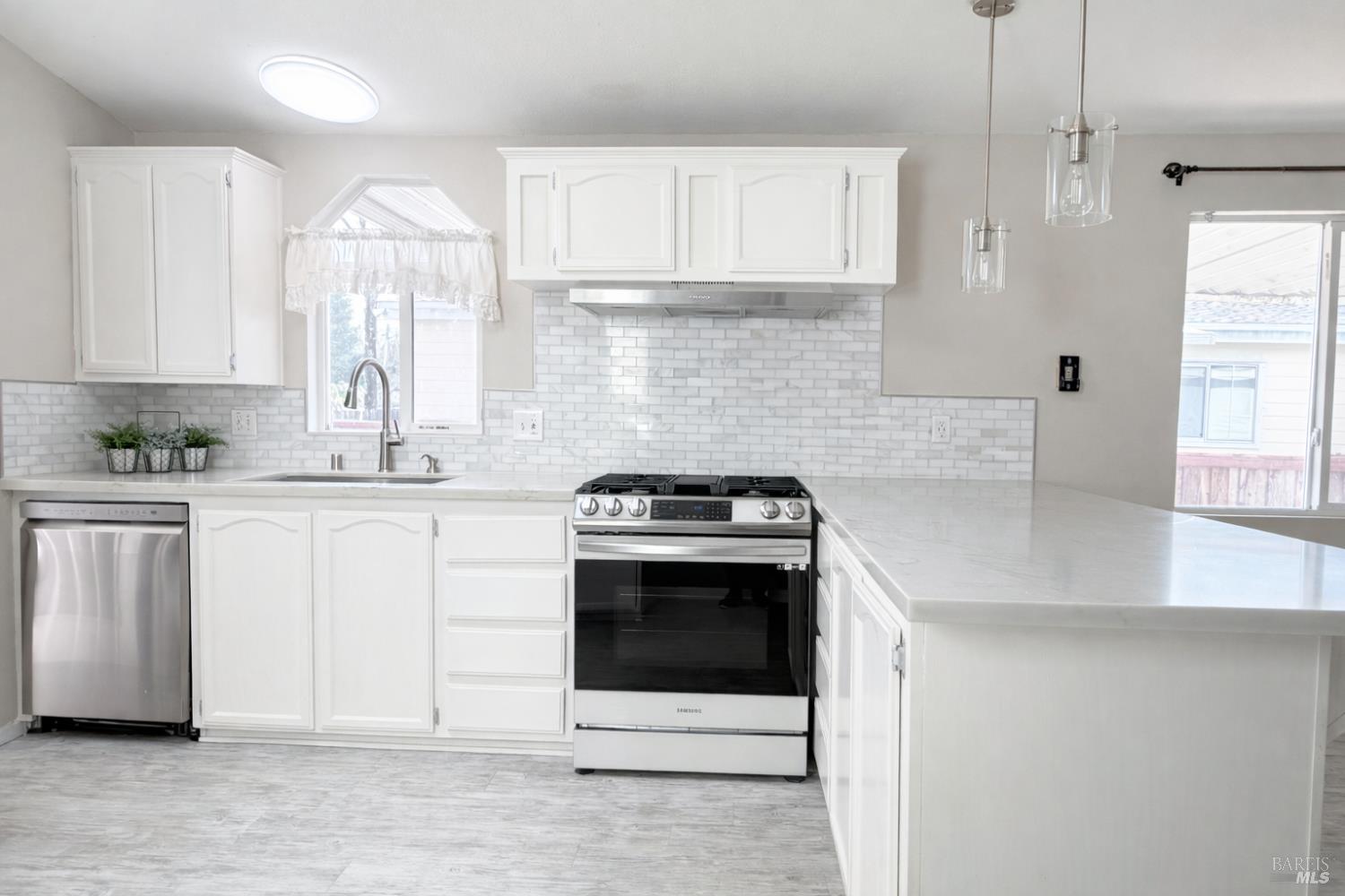 Detail Gallery Image 13 of 28 For 98 Leisure Park Cir, Santa Rosa,  CA 95401 - 4 Beds | 2 Baths