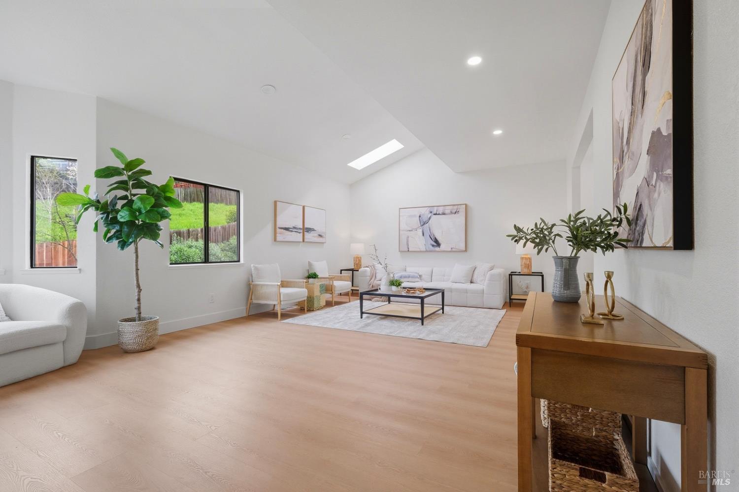 Detail Gallery Image 5 of 41 For 151 Kathy Ellen Ct, Vallejo,  CA 94591 - 5 Beds | 3 Baths