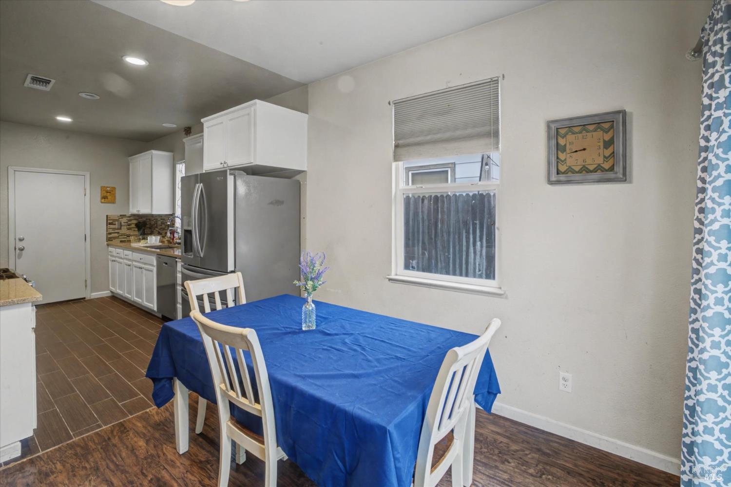 Detail Gallery Image 18 of 39 For 984 Countrywood Cir, Vacaville,  CA 95687 - 3 Beds | 2 Baths