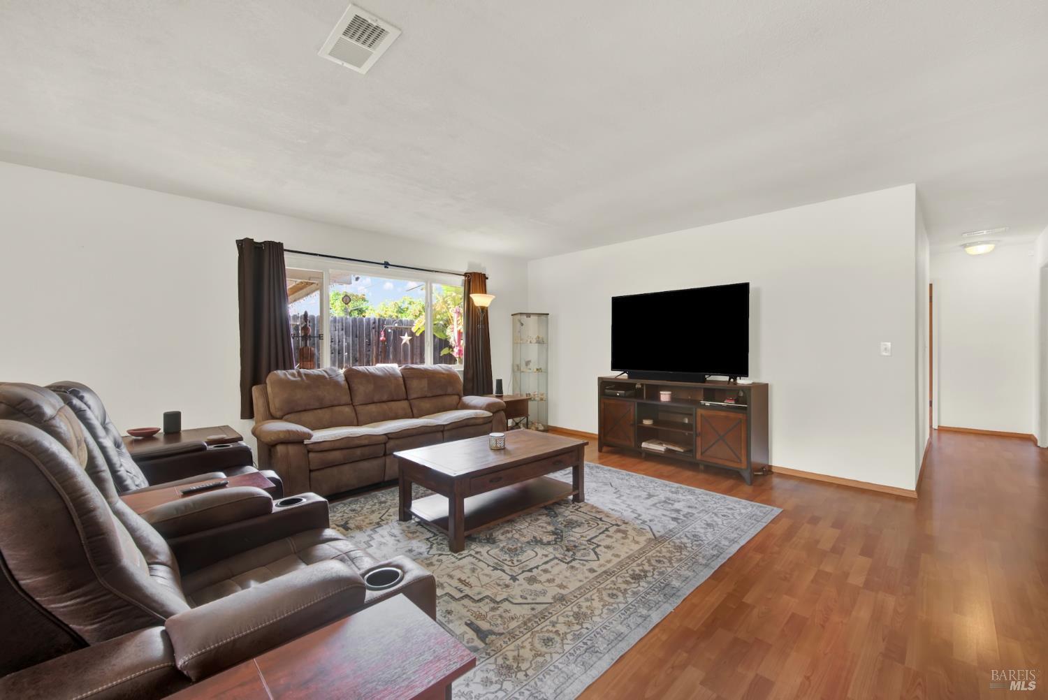 Detail Gallery Image 8 of 42 For 307 Trinity Dr, Vacaville,  CA 95687 - 3 Beds | 2 Baths