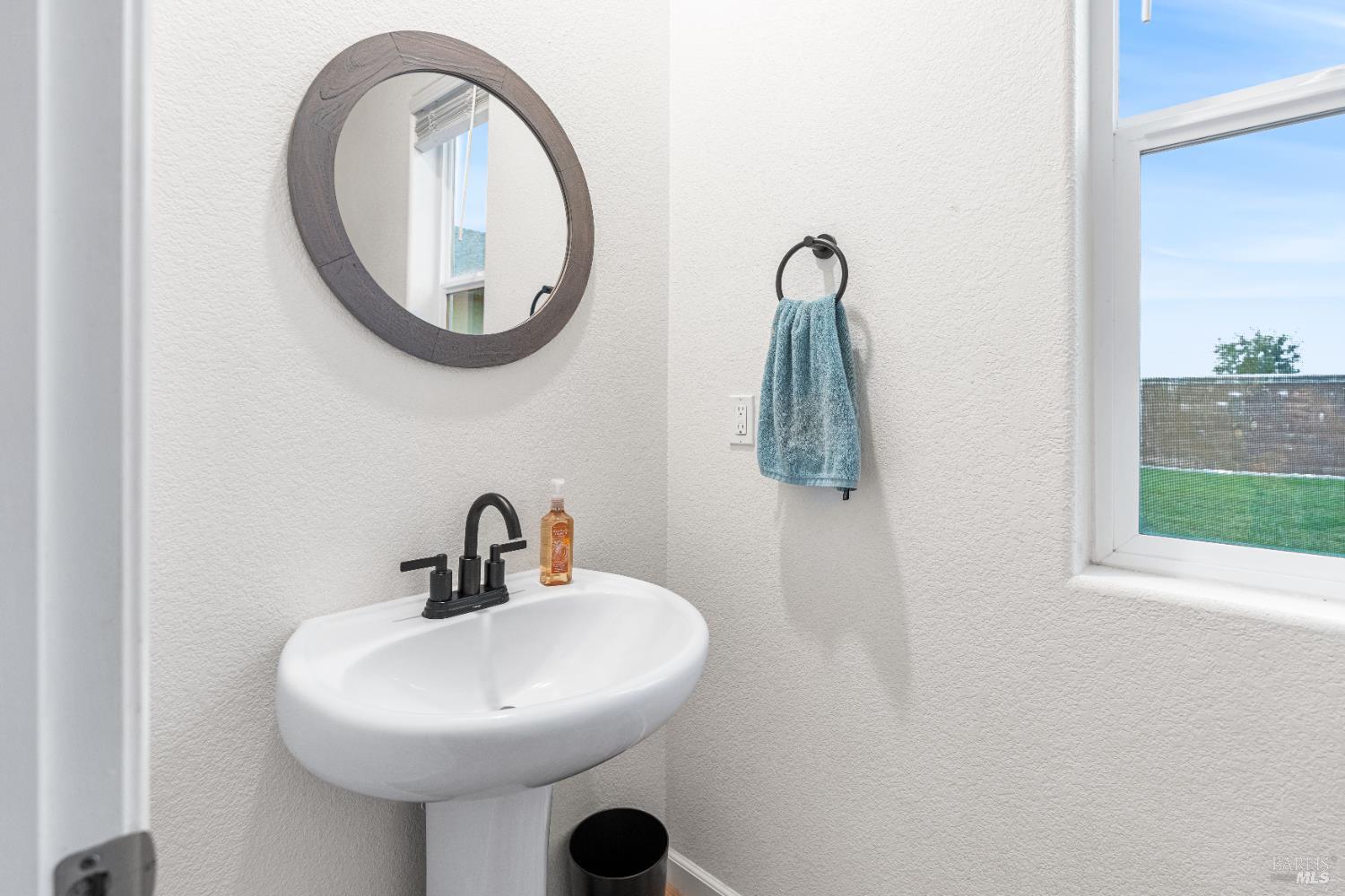 Detail Gallery Image 12 of 37 For 4725 Market Pl, Rio Vista,  CA 94571 - 4 Beds | 2/1 Baths