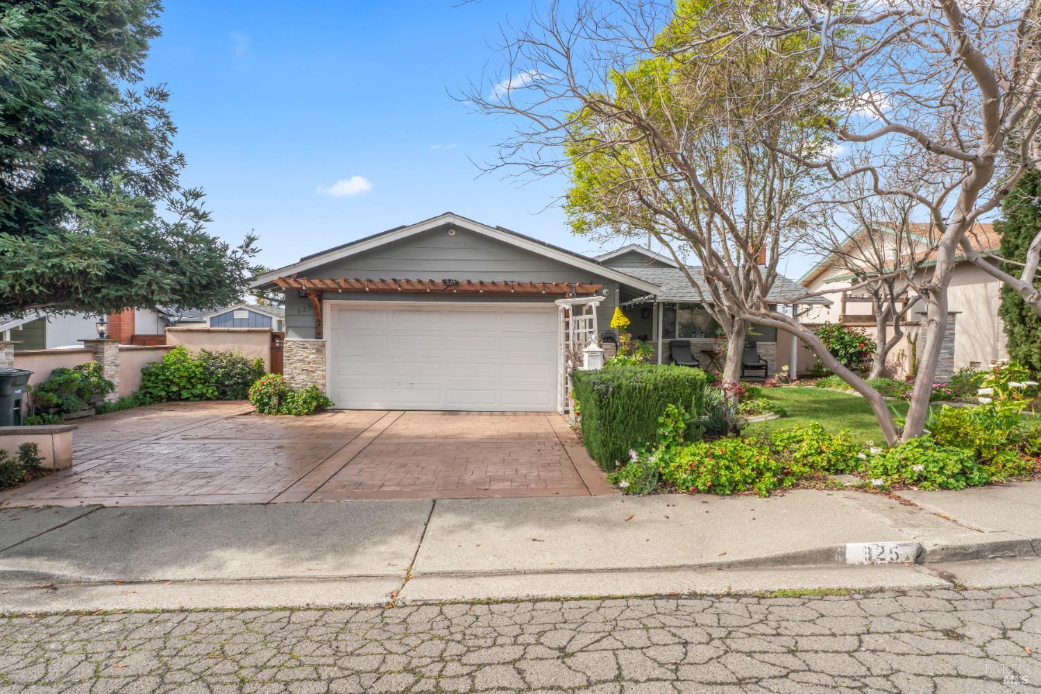 Detail Gallery Image 2 of 38 For 925 N Camino Alto Unkn, Vallejo,  CA 94589 - 3 Beds | 2 Baths