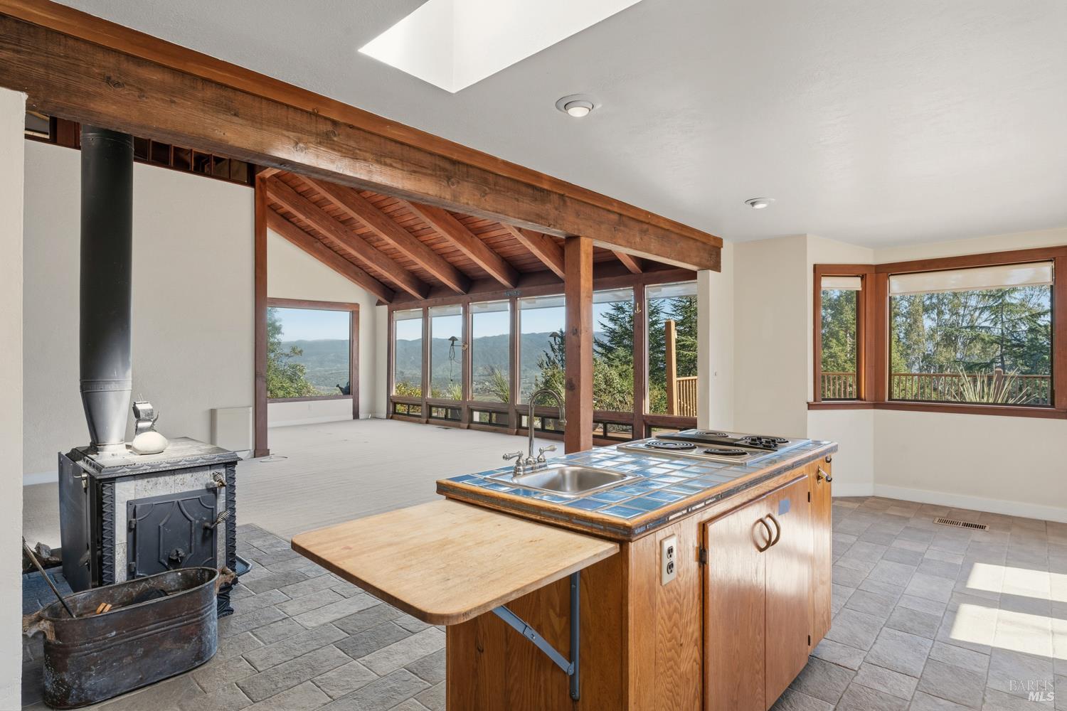 Detail Gallery Image 11 of 45 For 1411 Oak Knoll Rd, Ukiah,  CA 95482 - 3 Beds | 2 Baths