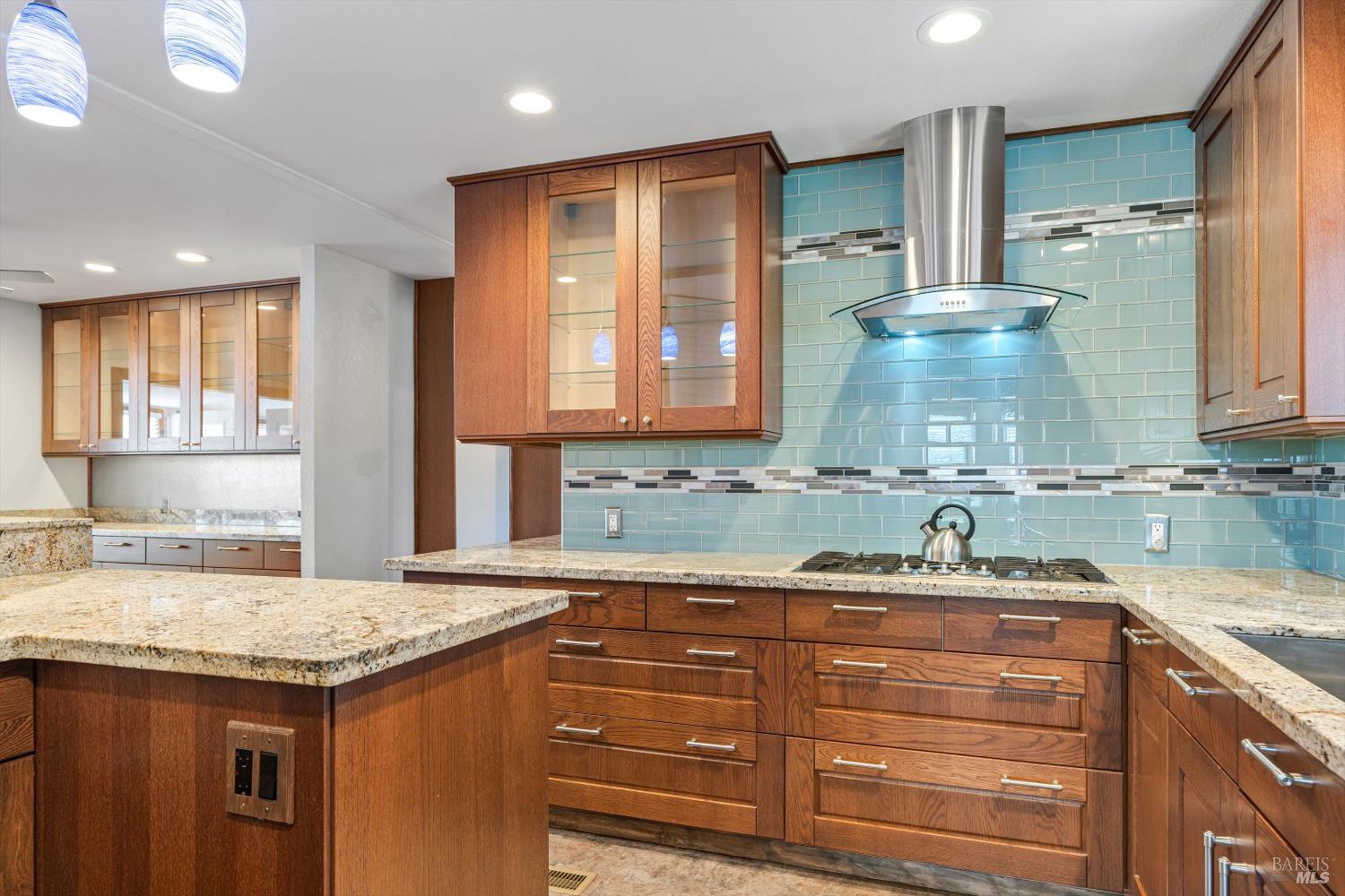 Detail Gallery Image 12 of 26 For 7 Michael Dr, Petaluma,  CA 94954 - 2 Beds | 2 Baths