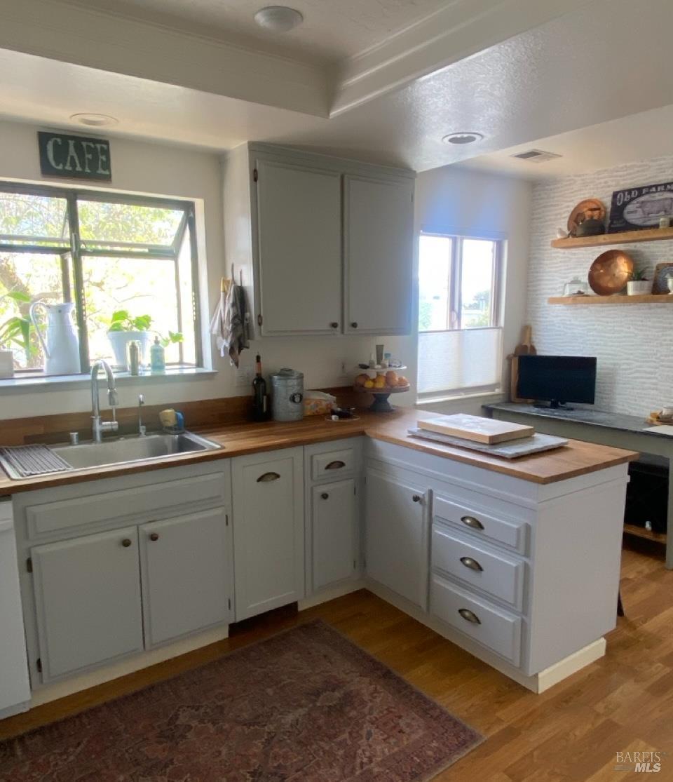 Detail Gallery Image 4 of 11 For 46 Acorn Cir, Petaluma,  CA 94952 - 2 Beds | 2/1 Baths