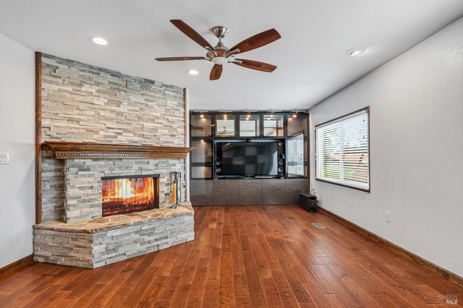 Detail Gallery Image 13 of 26 For 7 Michael Dr, Petaluma,  CA 94954 - 2 Beds | 2 Baths