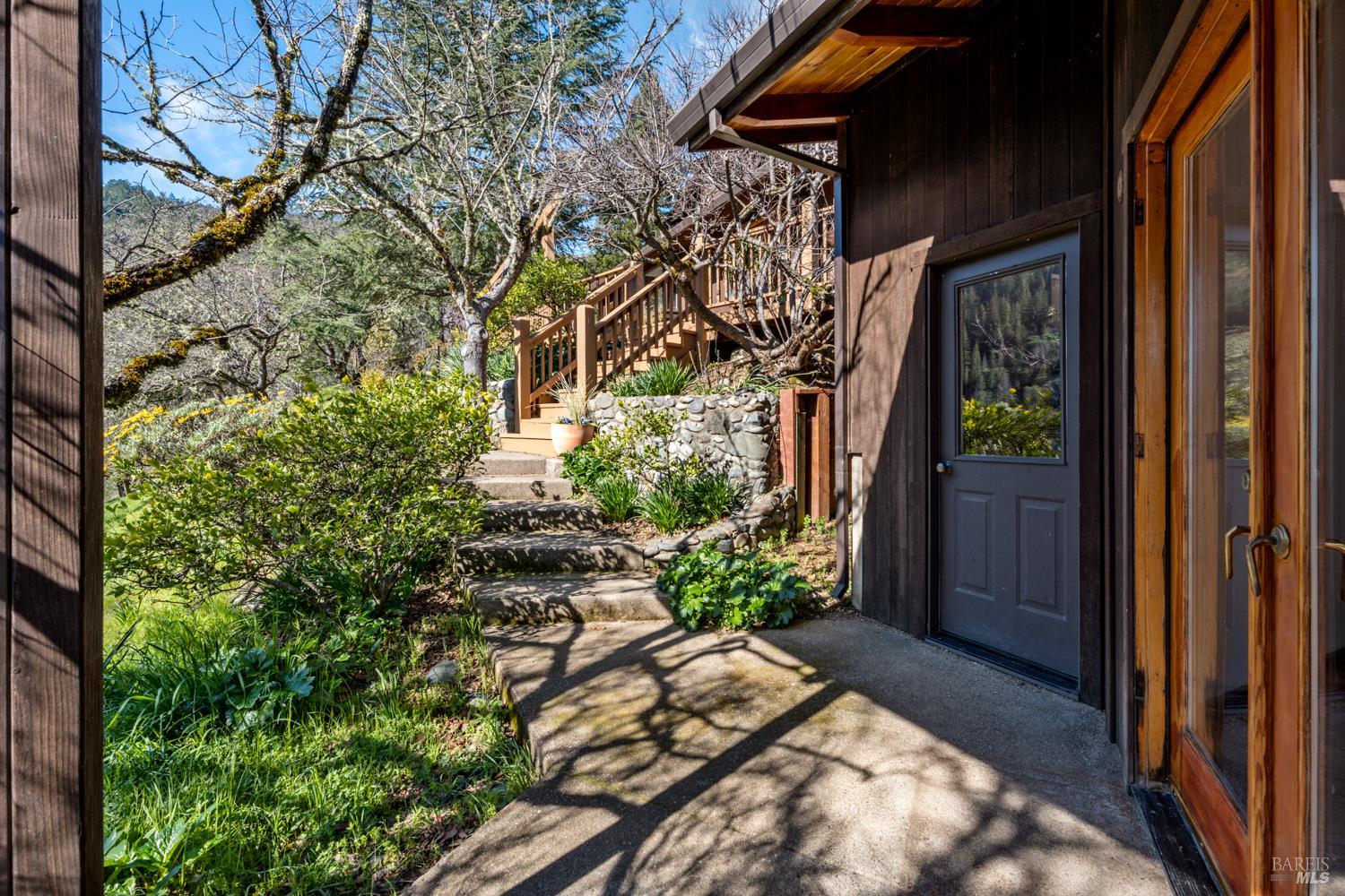 Detail Gallery Image 2 of 45 For 1411 Oak Knoll Rd, Ukiah,  CA 95482 - 3 Beds | 2 Baths