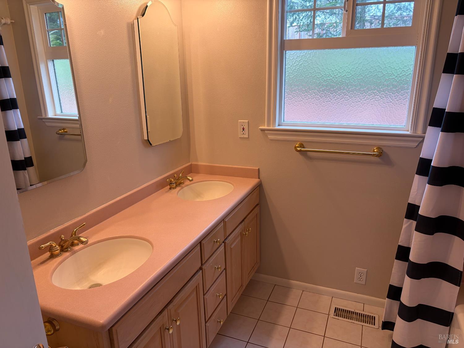 Detail Gallery Image 8 of 19 For 450 Sky Oaks Dr, Angwin,  CA 94508 - 3 Beds | 1/1 Baths