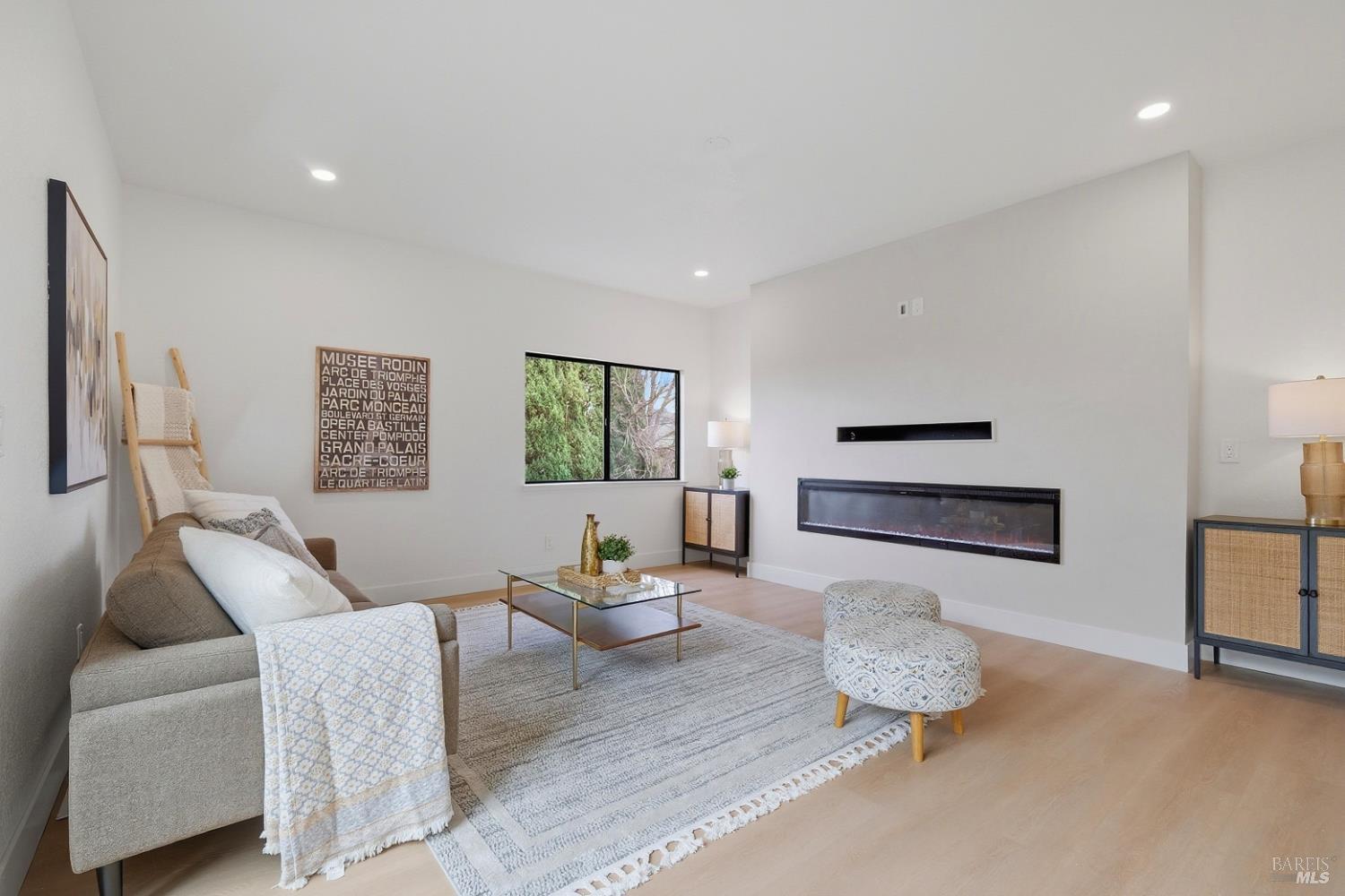 Detail Gallery Image 8 of 41 For 151 Kathy Ellen Ct, Vallejo,  CA 94591 - 5 Beds | 3 Baths