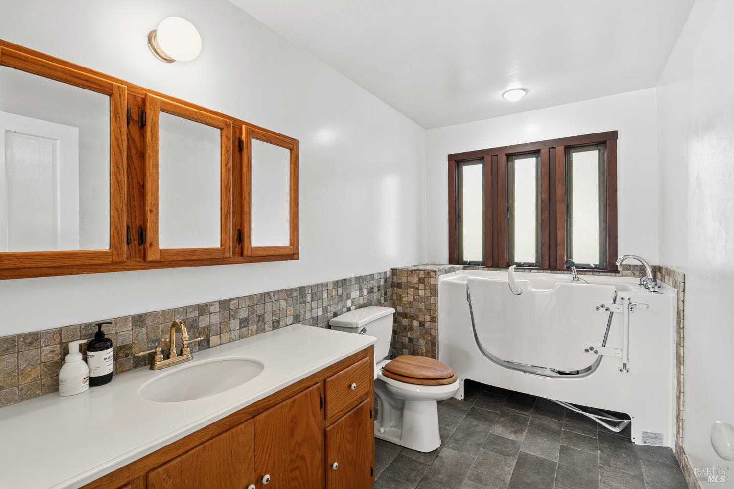 Detail Gallery Image 15 of 45 For 1411 Oak Knoll Rd, Ukiah,  CA 95482 - 3 Beds | 2 Baths