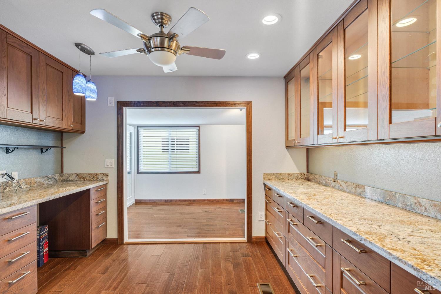 Detail Gallery Image 9 of 26 For 7 Michael Dr, Petaluma,  CA 94954 - 2 Beds | 2 Baths