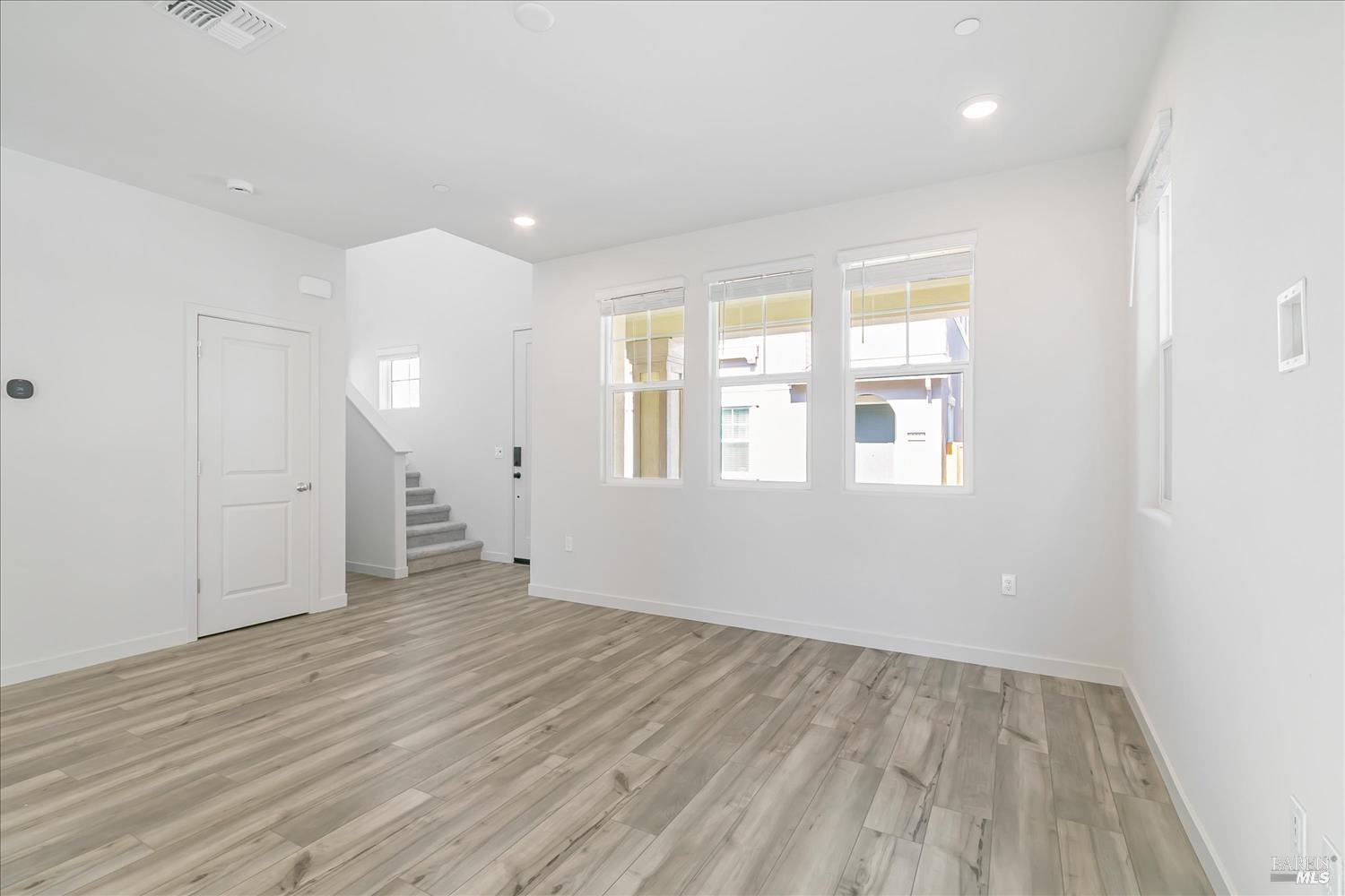 Detail Gallery Image 2 of 14 For 122 Flounder St, Suisun City,  CA 94585 - 3 Beds | 2/1 Baths