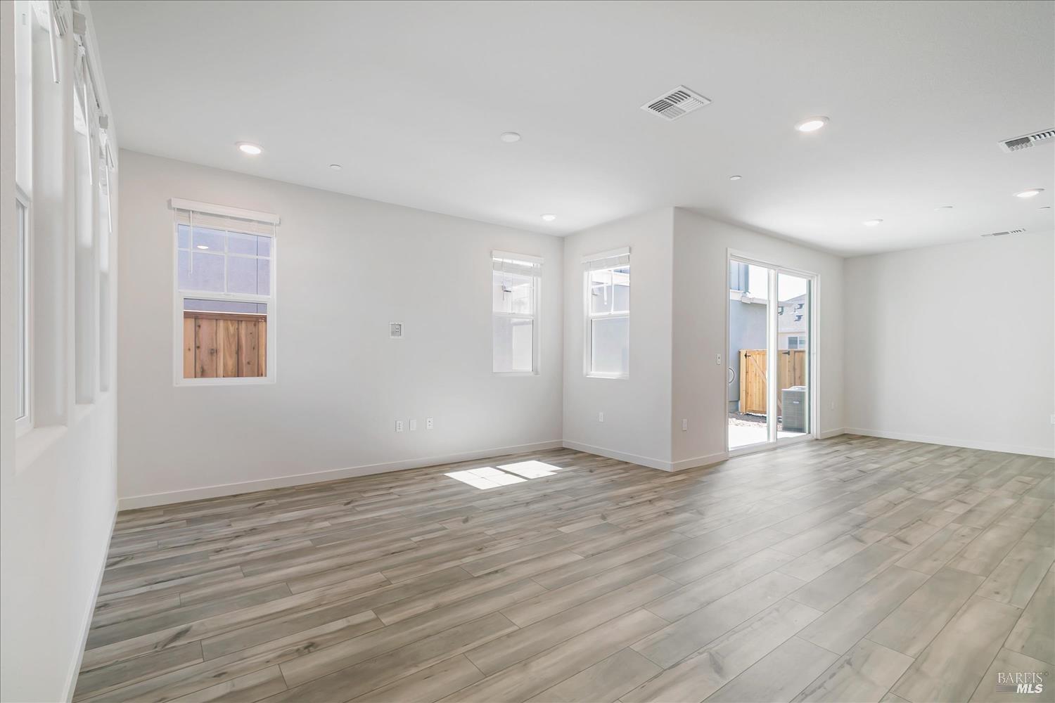 Detail Gallery Image 3 of 14 For 122 Flounder St, Suisun City,  CA 94585 - 3 Beds | 2/1 Baths