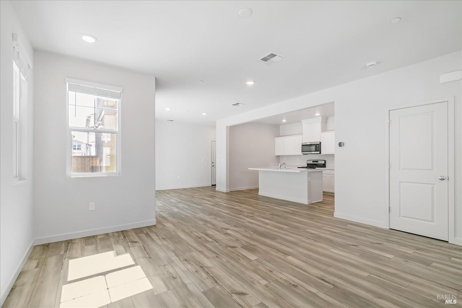 Detail Gallery Image 4 of 14 For 122 Flounder St, Suisun City,  CA 94585 - 3 Beds | 2/1 Baths