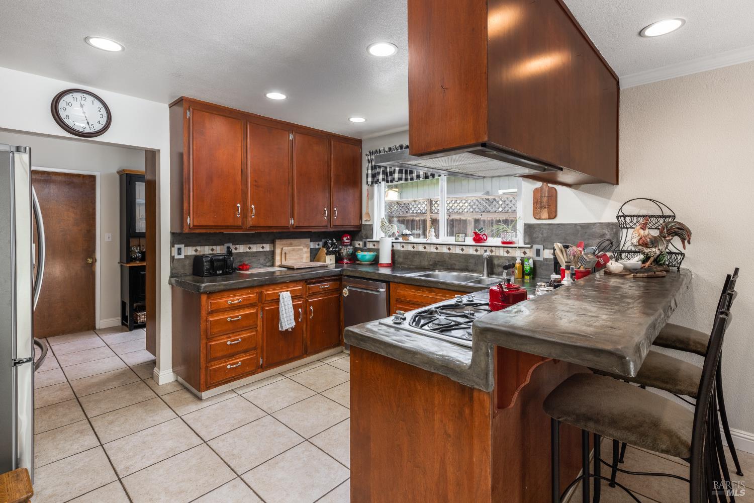 Detail Gallery Image 3 of 16 For 5960 Yerba Buena Rd, Santa Rosa,  CA 95409 - 4 Beds | 2/1 Baths