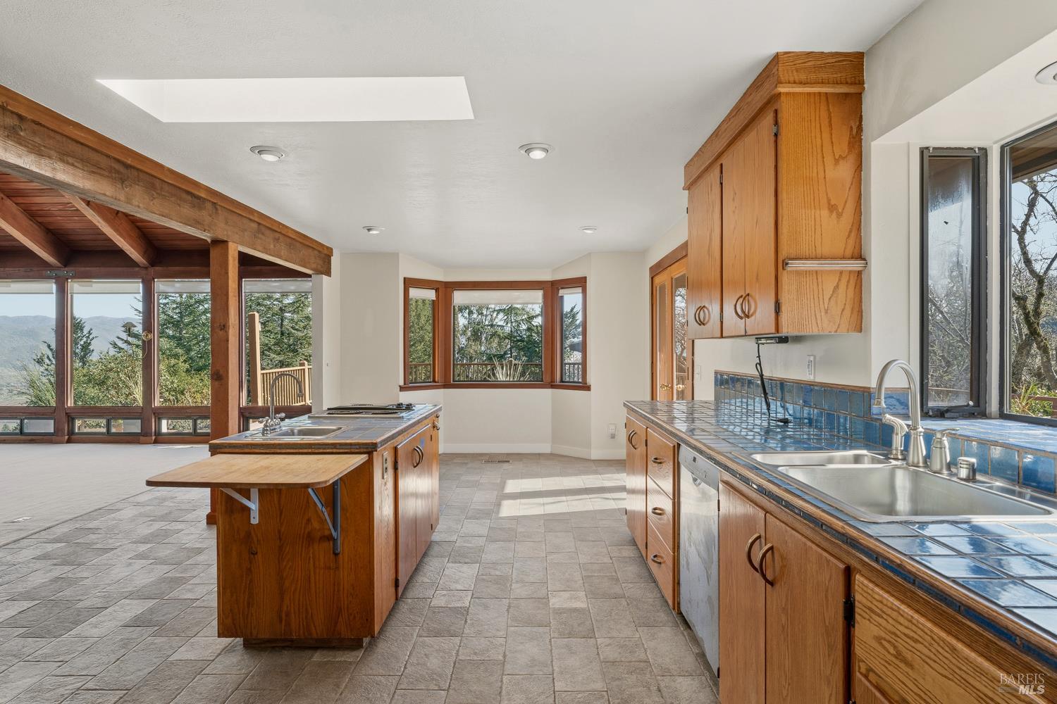 Detail Gallery Image 12 of 45 For 1411 Oak Knoll Rd, Ukiah,  CA 95482 - 3 Beds | 2 Baths