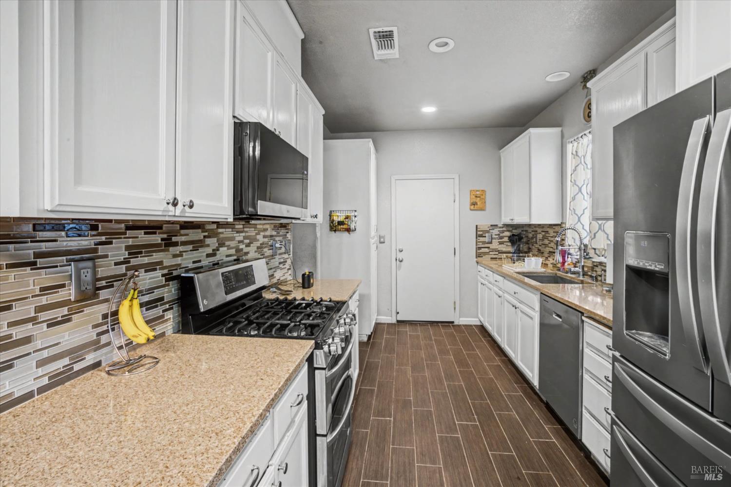 Detail Gallery Image 16 of 39 For 984 Countrywood Cir, Vacaville,  CA 95687 - 3 Beds | 2 Baths