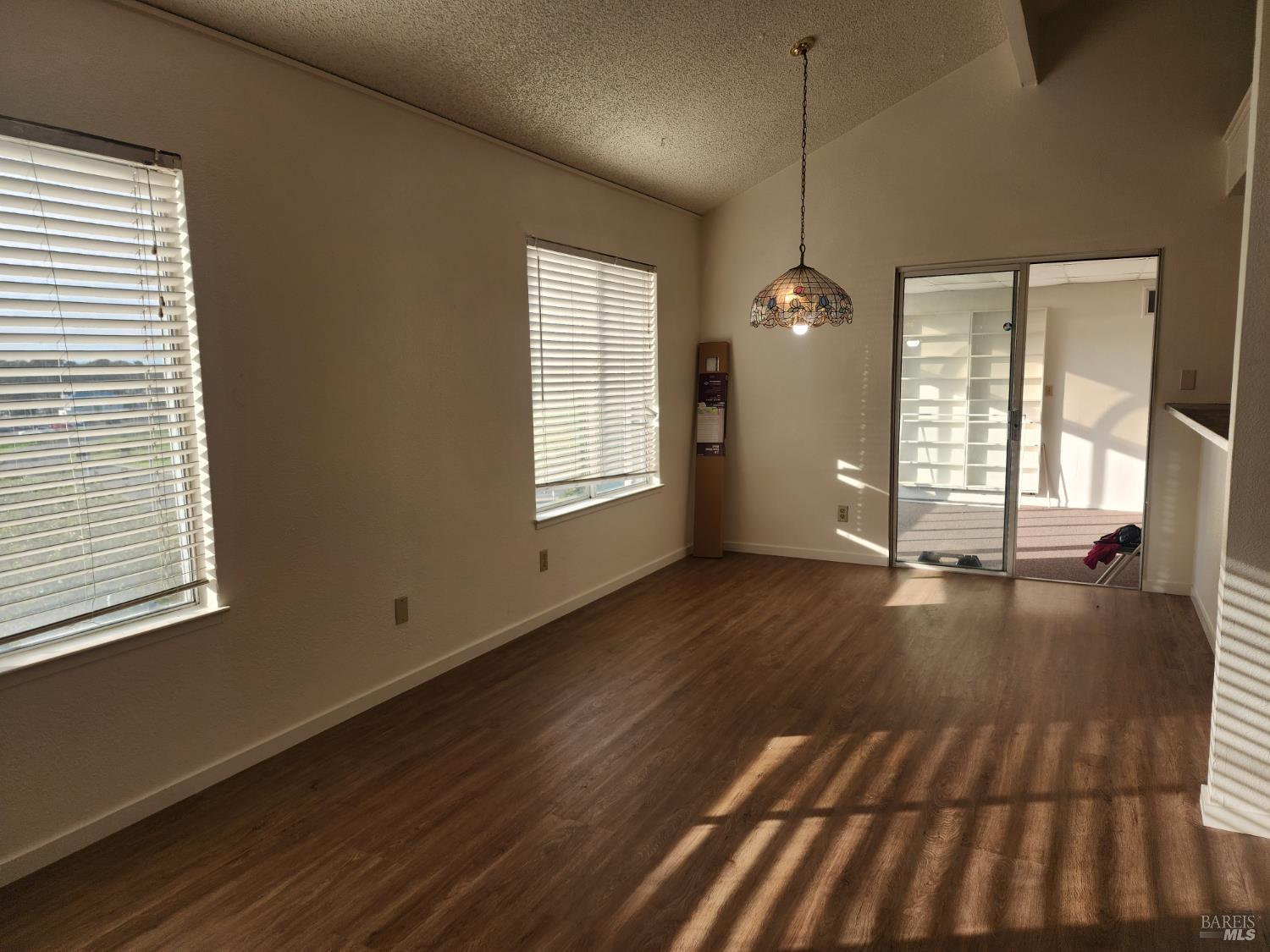 Detail Gallery Image 5 of 18 For 102 Ohio St, Vallejo,  CA 94590 - 2 Beds | 1 Baths