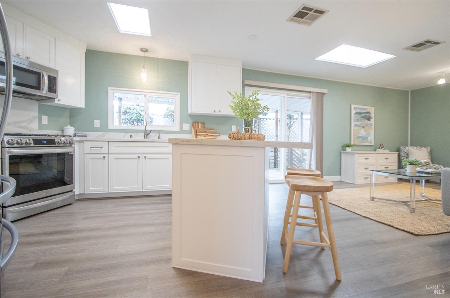 Detail Gallery Image 2 of 29 For 9 Fallen Leaf Way, Novato,  CA 94949 - 2 Beds | 2 Baths