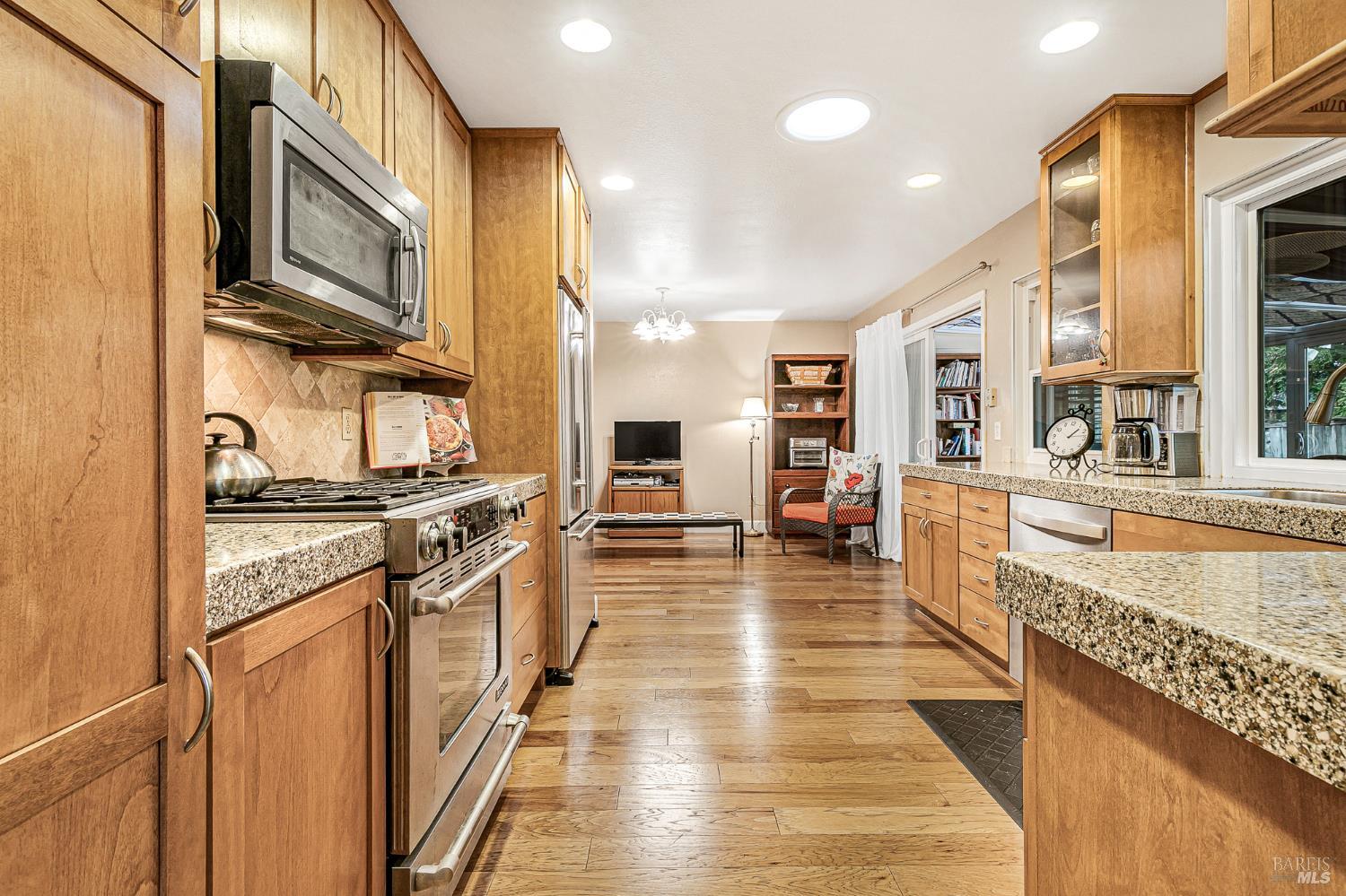 Detail Gallery Image 12 of 39 For 46 Autumn Leaf Dr, Santa Rosa,  CA 95409 - 2 Beds | 2 Baths