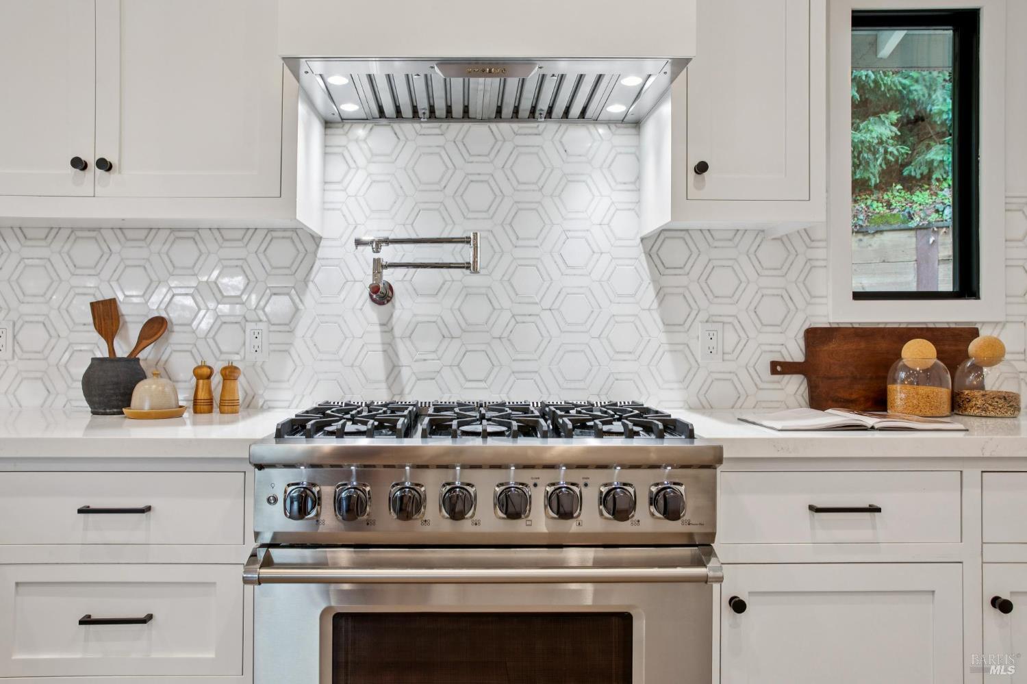 Detail Gallery Image 12 of 36 For 602 Chapman Dr, Corte Madera,  CA 94925 - 4 Beds | 3 Baths