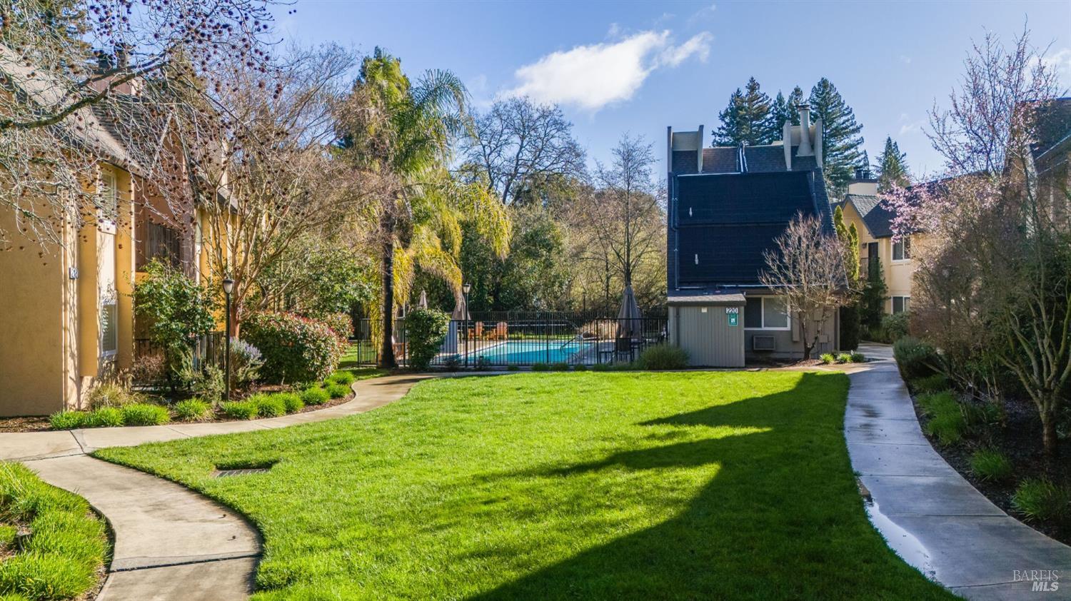 Detail Gallery Image 22 of 34 For 202 Foss Creek Cir #D,  Healdsburg,  CA 95448 - 1 Beds | 1 Baths