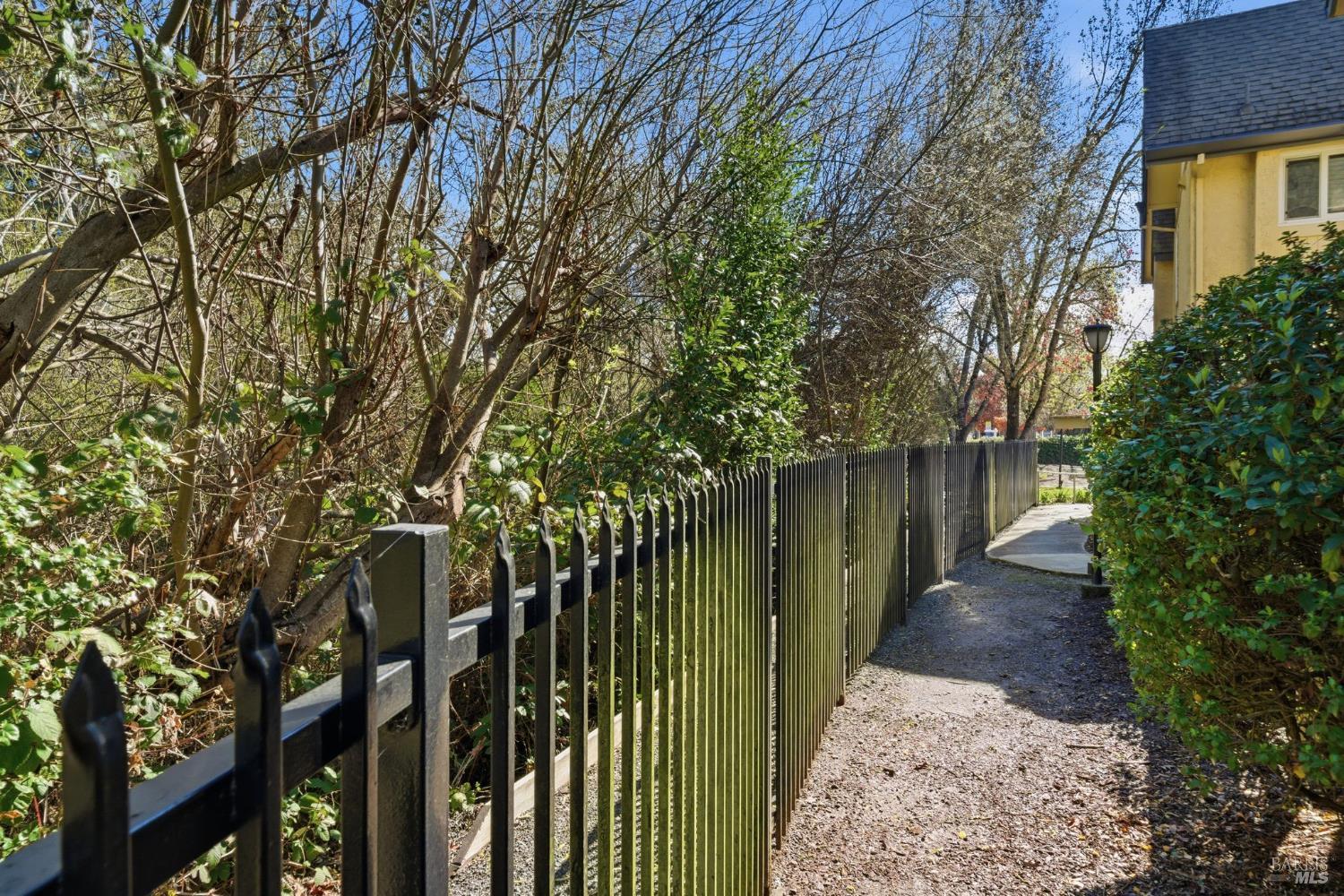 Detail Gallery Image 32 of 34 For 202 Foss Creek Cir #D,  Healdsburg,  CA 95448 - 1 Beds | 1 Baths