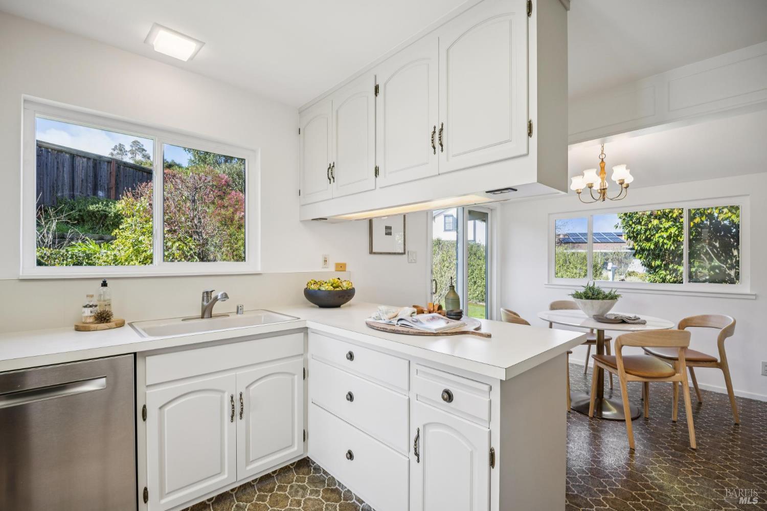 Detail Gallery Image 25 of 67 For 3 Longfellow Rd, Mill Valley,  CA 94941 - 4 Beds | 3 Baths