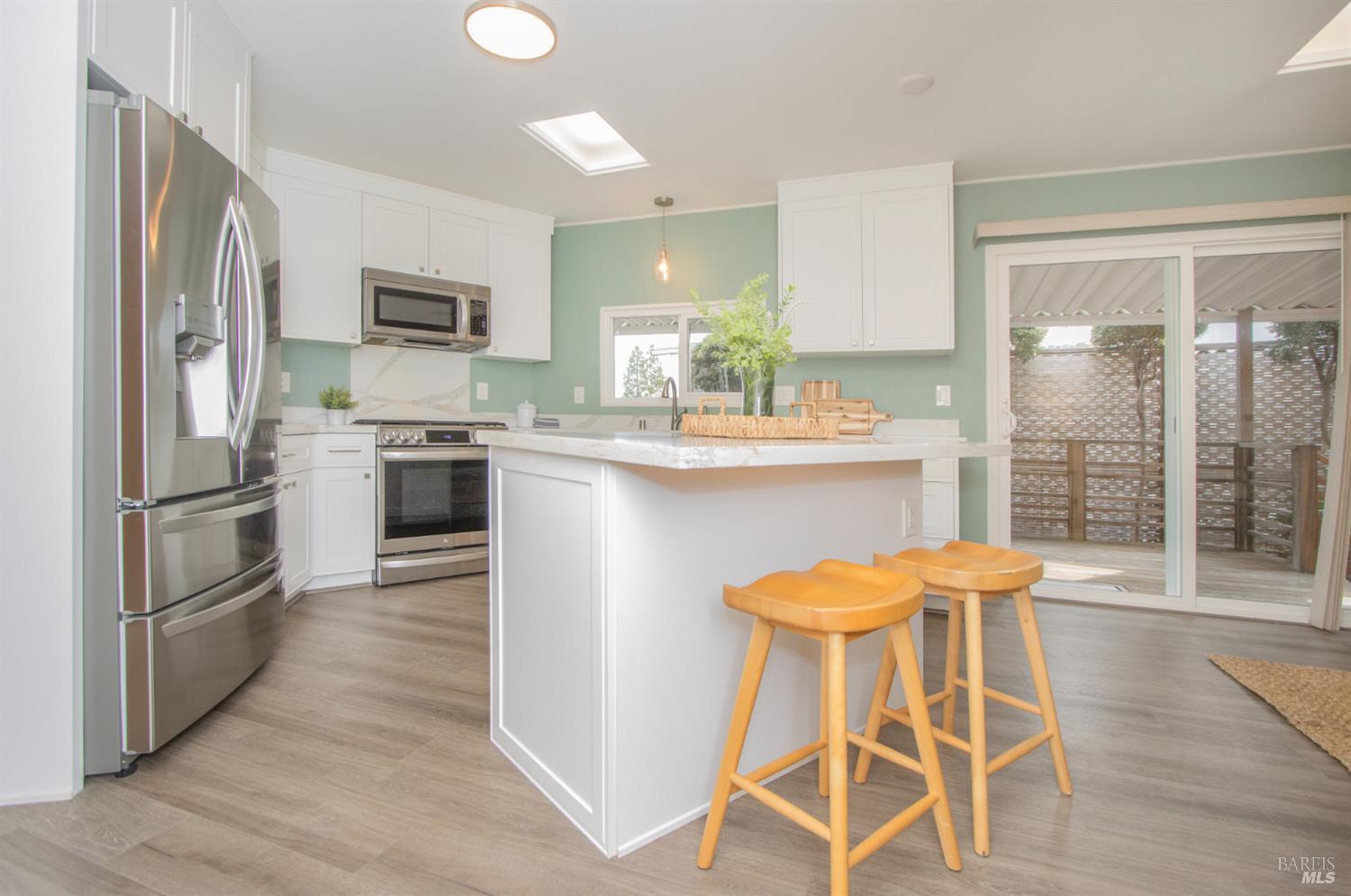 Detail Gallery Image 7 of 29 For 9 Fallen Leaf Way, Novato,  CA 94949 - 2 Beds | 2 Baths