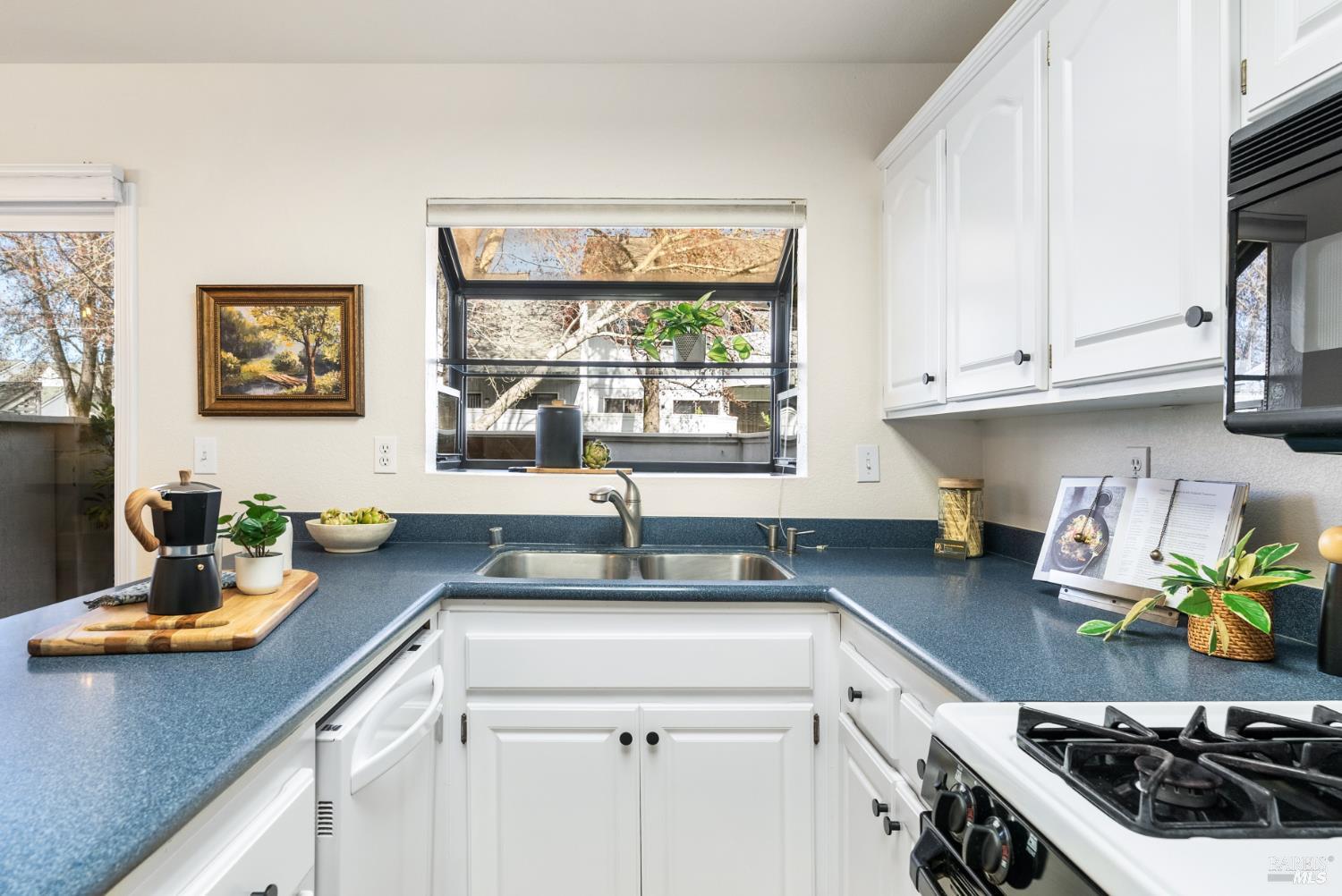 Detail Gallery Image 13 of 36 For 2791 Mcbride Ln #139,  Santa Rosa,  CA 95403 - 3 Beds | 2/1 Baths