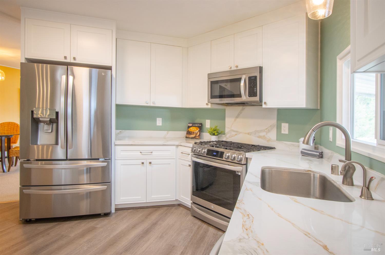 Detail Gallery Image 4 of 29 For 9 Fallen Leaf Way, Novato,  CA 94949 - 2 Beds | 2 Baths