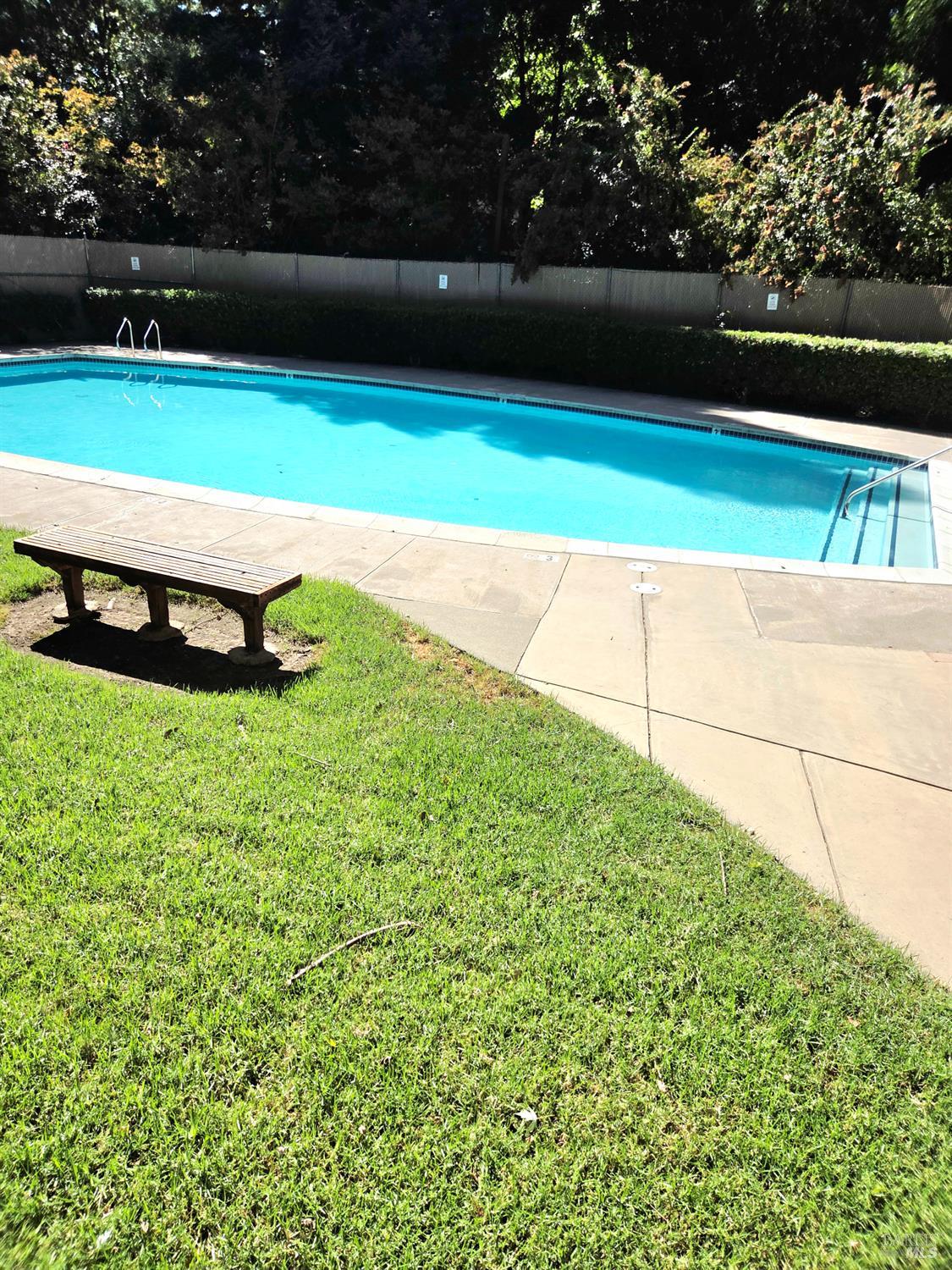 Detail Gallery Image 3 of 24 For 140 Del Rio Ct #4,  Vacaville,  CA 95687 - 3 Beds | 1 Baths