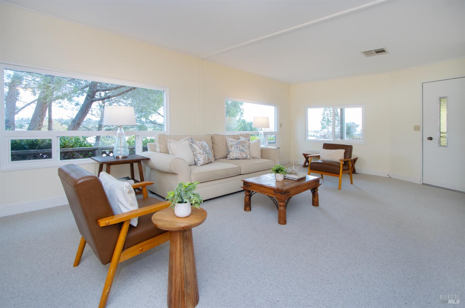 Detail Gallery Image 5 of 29 For 9 Fallen Leaf Way, Novato,  CA 94949 - 2 Beds | 2 Baths