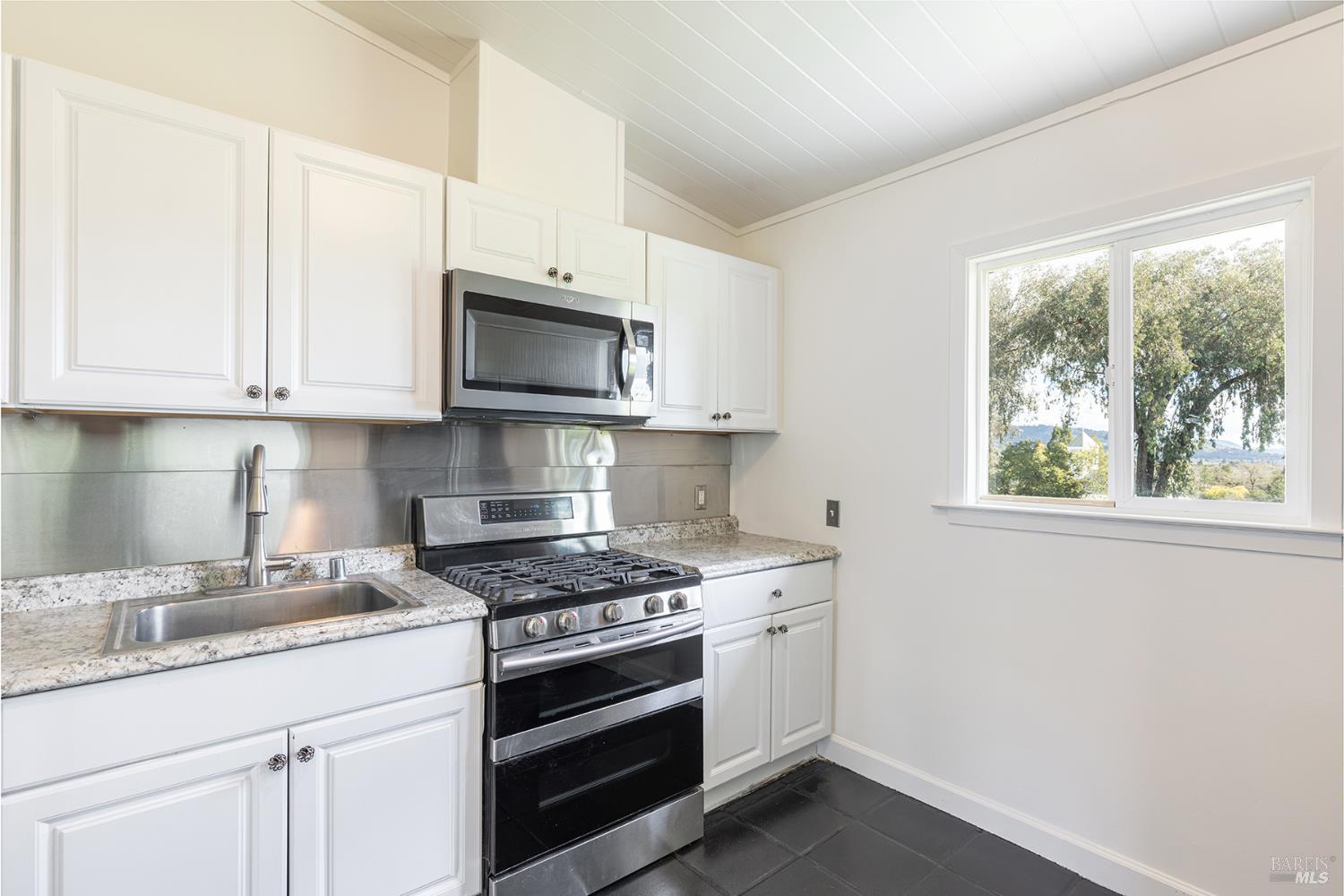 Detail Gallery Image 13 of 36 For 1150 Sobre Vista Rd, Sonoma,  CA 95476 - 2 Beds | 1/1 Baths