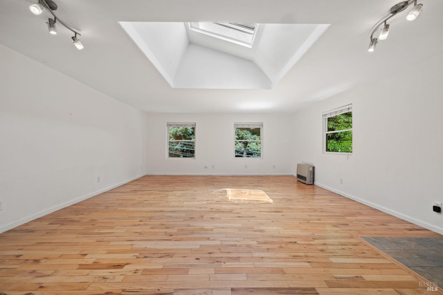 Detail Gallery Image 5 of 19 For 14446 Old Cazadero Rd, Guerneville,  CA 95446 - 6 Beds | 3 Baths