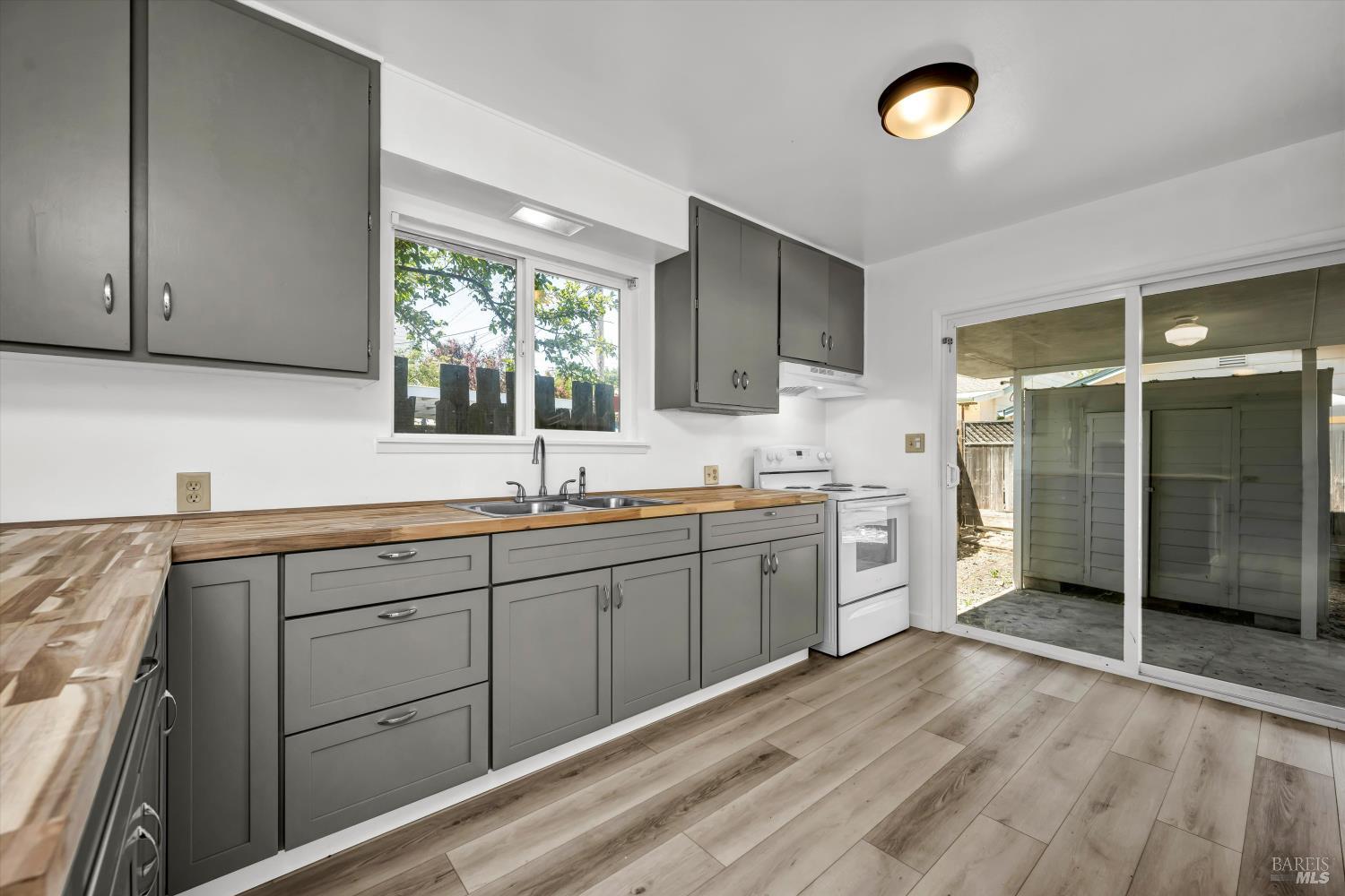 Detail Gallery Image 3 of 20 For 70 Lupoyoma Ave, Lakeport,  CA 95453 - 2 Beds | 1 Baths