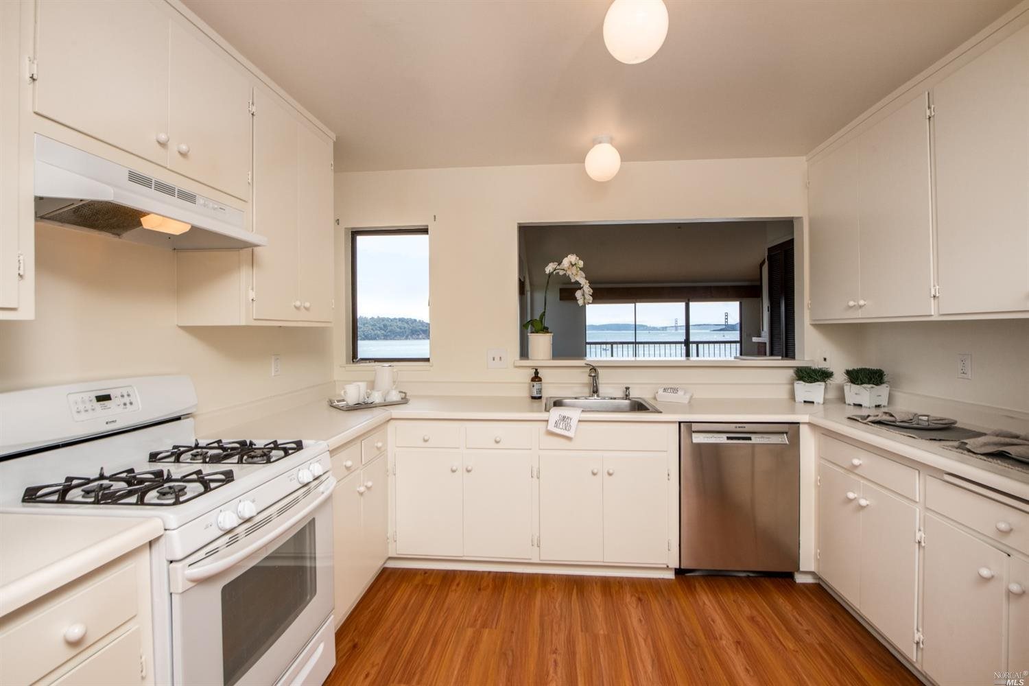 Detail Gallery Image 2 of 33 For 24 Linda Vista Ave, Tiburon,  CA 94920 - 2 Beds | 2/1 Baths
