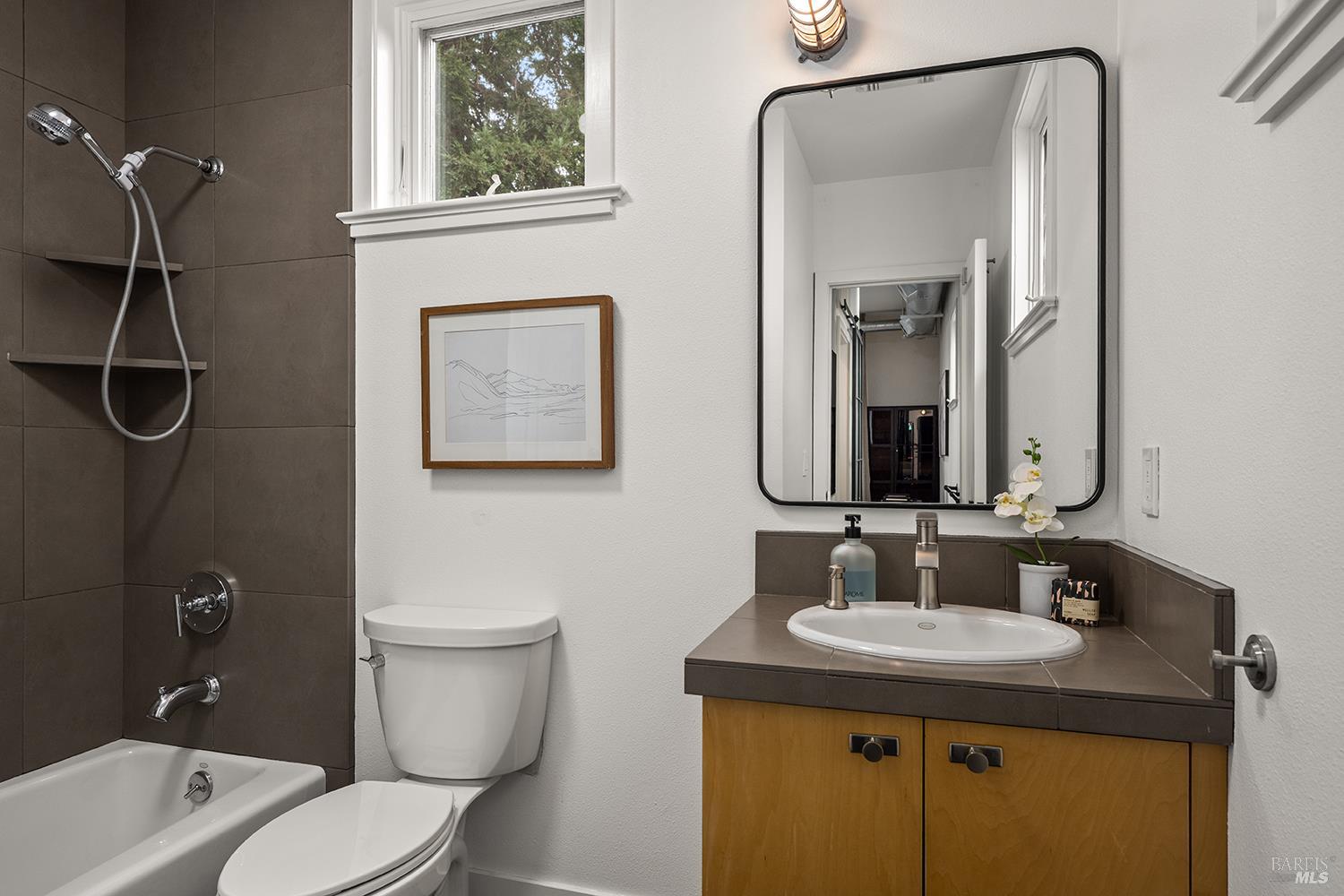 Detail Gallery Image 12 of 56 For 105 G St, Petaluma,  CA 94952 - 3 Beds | 3 Baths