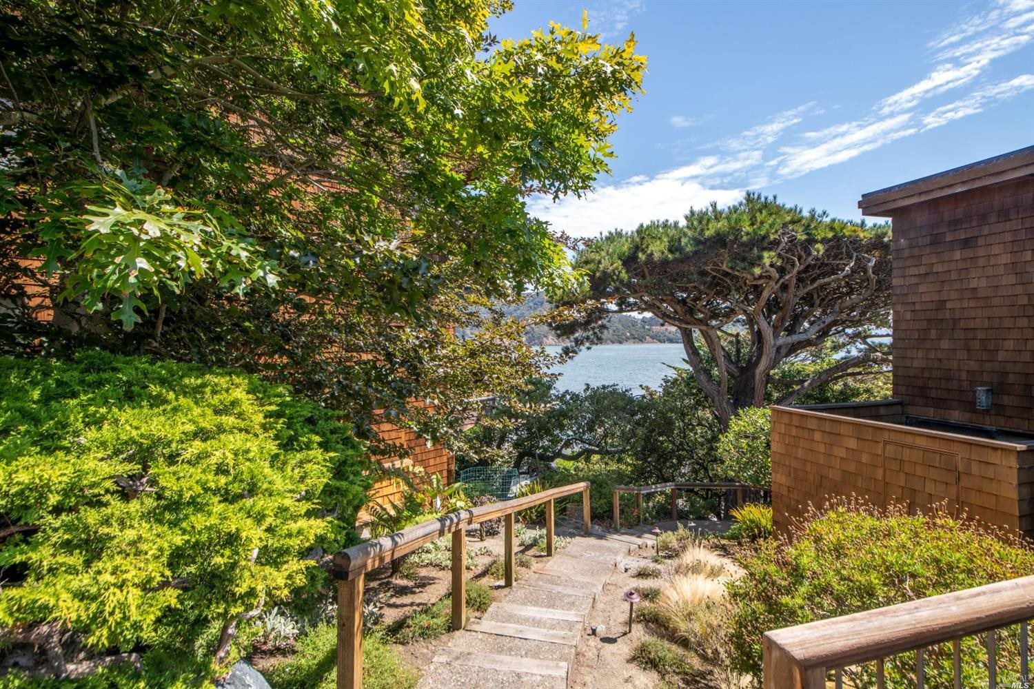 Detail Gallery Image 14 of 33 For 24 Linda Vista Ave, Tiburon,  CA 94920 - 2 Beds | 2/1 Baths