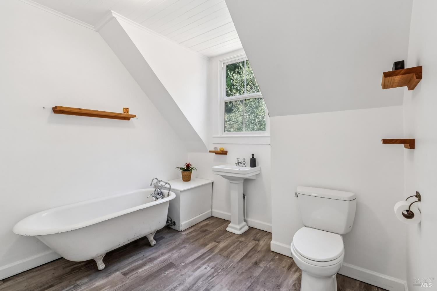 Detail Gallery Image 32 of 47 For 11 Wharf Rd, Bolinas,  CA 94924 - 2 Beds | 2/1 Baths