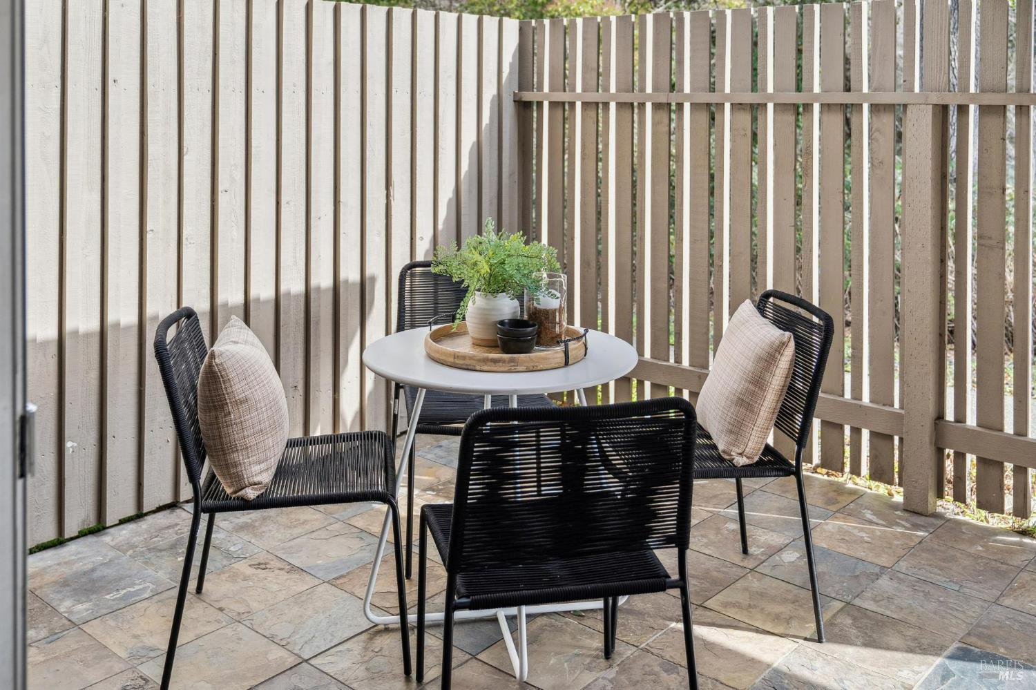 Detail Gallery Image 10 of 28 For 24 Roundtree Blvd, San Rafael,  CA 94903 - 2 Beds | 1/1 Baths