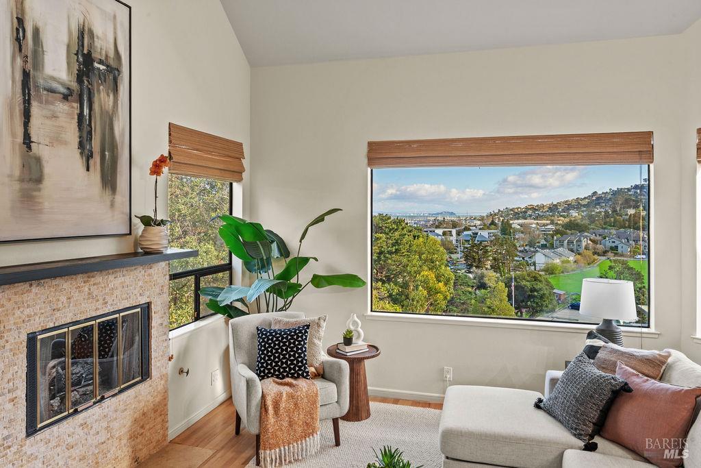 Detail Gallery Image 3 of 48 For 91 Stanford Way, Sausalito,  CA 94965 - 2 Beds | 2/1 Baths